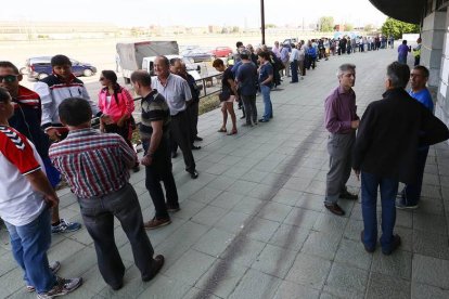 Colas en el estadio Reino de León esta mañana