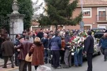 El funeral por el submarinista fallecido reunió a cientos de vecinos