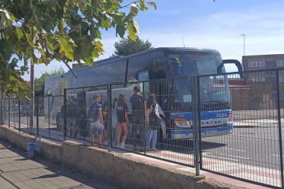 Alumnos se suben al autobús tras una espera de media hora. DL