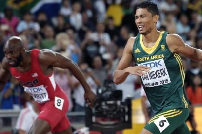 Wayde van Niekerk, cuando ganó el oro mundialista de 400 metros en Pekín 2015.