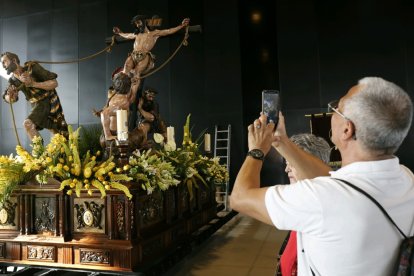 Un visitante fotografía La Exaltación de la Cruz, (JHS) de José Antonio Navaro Arteaga. FERNANDO OTERO