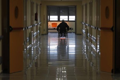 Un paciente en silla de ruedas en un hospital leonés