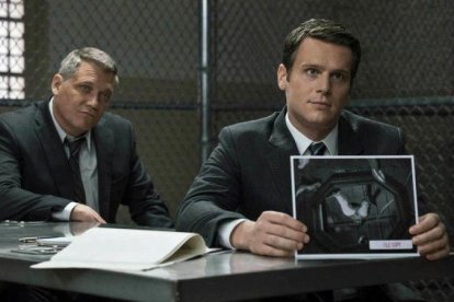 Holt McCallany y Jonathan Groff, en el papel de agentes del FBI.