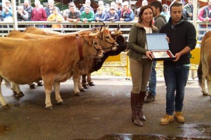 Momento en el que Ovidio Benéitez recibe los reconocimientos que consiguió el pasado fin de semana en la feria asturiana. DL