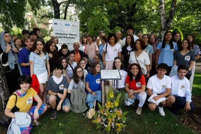 Grupo de alumnas y alumnos del IES Padre Isla con las autoridades y profesorado frente al memorial del Hospicio de León en su inauguración. FERNANDO OTERO