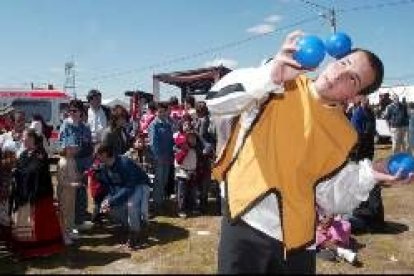 Un malabarista realiza juegos frente al público congregado ayer en la campa de Villalar