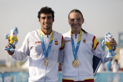 Kevin Viñuela y Xisca Tous con las medallas conseguidas en el relevo mixto. FCyL TRIATLÓN.