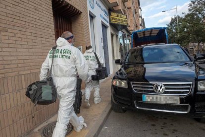 Agentes de la unidad criminalística de la Guardia Civil, en la calle de la Rambla número 7 de Totana (Murcia) donde este miércoles ha aparecido, en el interior de un trastero, el cadáver de una joven de 17 años que llevaba 24 horas desaparecida. Su expareja sentimental, de 17 años, ha sido detenido como presunto autor del homicidio.  MARCIAL GUILLÉN