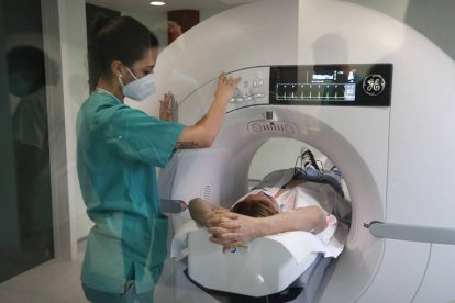 Prueba a un paciente en el nuevo TAC cardiológico del Hospital de León. JESÚS F. SALVADORES