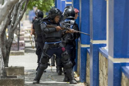 Miembros de las fuerzas antidisturbios de la Policía Nacional en las protestas en Managua. JORGE TORRES