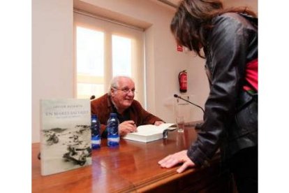 Javier Reverte, firmando su libro -˜En mares salvajes-™.