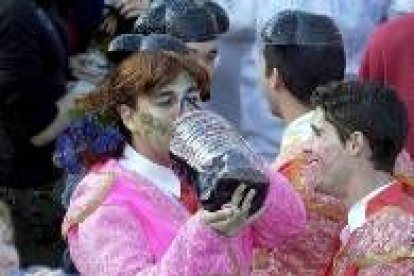 Jóvenes salmantinos celebrando un botellón en una imagen de archivo