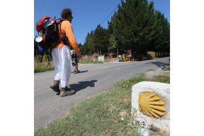 Un peregrino en el Camino de Santiago a su paso por Camponaraya.