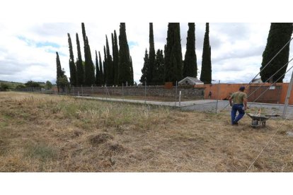 El yacimiento de La Edrada se encuentra junto al cementerio.