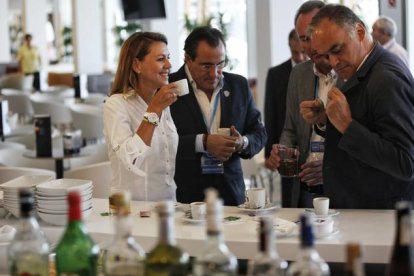 La secretaria general del PP, María Dolores de Cospedal, junto al alcalde de Gandía, el presidente del PP de la Comunidad Valenciana, Alberto Fabra y el vicesecretario, González Pons, durante la clausura de la Escuela de Verano del PP que se celebra en Ga