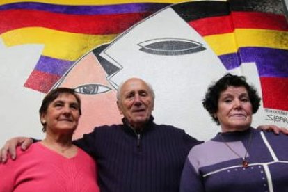 Consuelo Pouso, Víctor Bayón y Carmen Fernández Pasarín en la sede del PCE en León.
