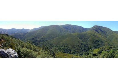 Panorámica de la zona montañosa de Barjas que se vería afectada por la instalación de los aerogeneradores y las infraestructuras del parque eólico. DL