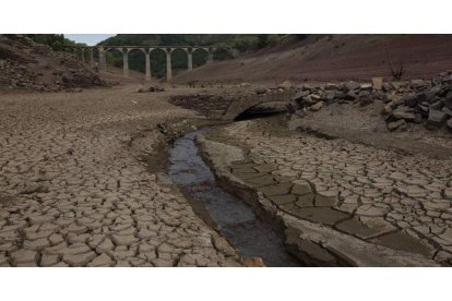 Imagen del Pantano de Luna donde se puede contemplar la sequía que ha traído consigo la temporada estival.