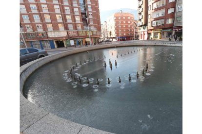 Fuente de la glorieta de la Estación congelada. L. DE LA MATA