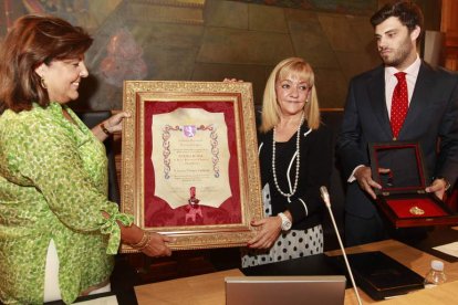 La viuda, Carmen Muñoz-Calero, recoge el reconocimiento de manos de Carrasco en presencia de uno de los hijos, Armando.