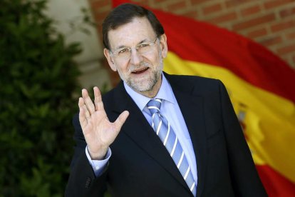 El jefe del Ejecutivo, Mariano Rajoy, saluda a los periodistas en el Palacio de La Moncloa.