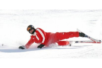 Michael Schumacher en una caída, durante el slalom gigante en Madonna di Campiglio (Italia), en enero del 2006.