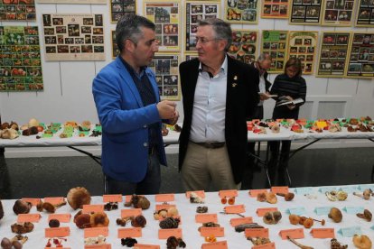 Santiago Macías y Manuel Bernardo, ayer en la inauguración de las jornadas micológicas.