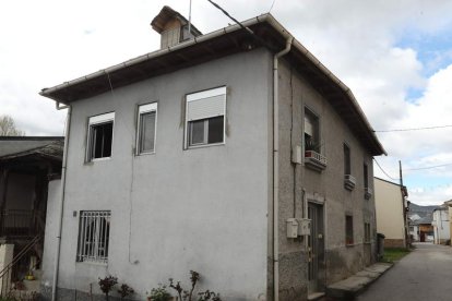 Una habitación ardió en la calle Ramón Vuelta. L. DE LA MATA