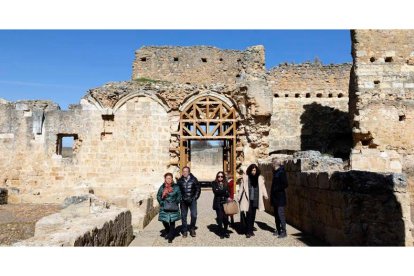 Imagen de archivo de la monumental entrada del monasterio de San Pedro de Eslonza. MARCIANO PÉREZ