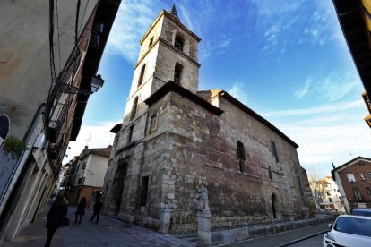 La iglesia del Mercado, que da a tres calles y la plaza del Grano. RAMIRO