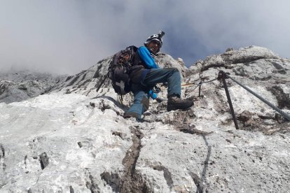 Óscar Díez iniciando la ferrata en la  Civetta. ÓSCAR DIEZ HIGUERA