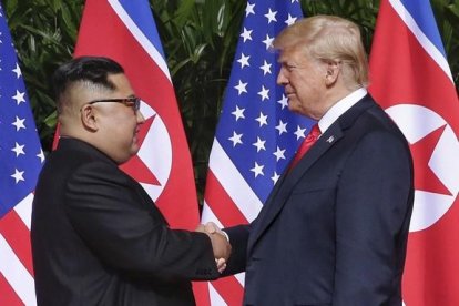 otografía de archivo del 12 de junio de 2018 en la que el presidene de EEUU, Donald Trump, saluda al líder norcoreanos, Kim Jong-un, en la cumbre de Singapur.