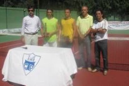 Los finalistas posan con los trofeos junto a los organizadores del evento