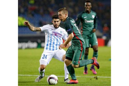 El equipo blanquiazul prepara el duelo ante el líder. L. DE LA MATA