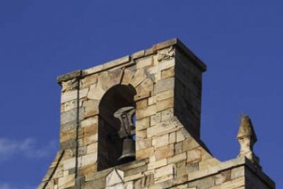 Imagen de la espadaña desmontada de la Iglesia de Fátima de Astorga.