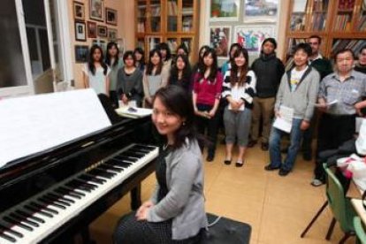 El coro de voces japonesas en un ensayo con la pianista Minako Matsuura.