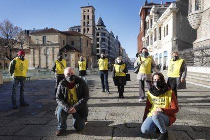 El grupo de Amnistía Internacional de León, ayer en Botines, donde suelen realizar sus acciones. JESÚS F. SALVADORES