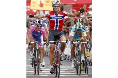 Thor Hushovd, centro, se impone al sprint en la sexta etapa.