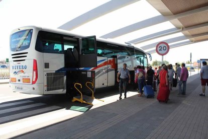 Pasajeros del vuelo León Alicante esperabvan ayer para formalizar la protesta ante la oficina de Good Fly.