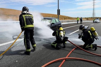 Los bomberos sofocan el incendio en un vehículo en la A-60