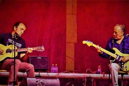 Rafa Hernández y Enrique Jiménez, durante un concierto de El Cometa Errante. DL