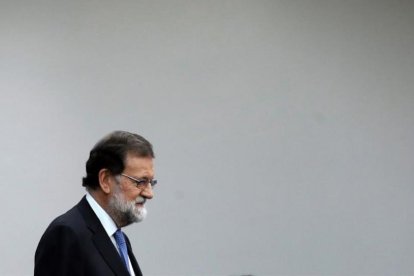 Mariano Rajoy entra en la sala de prensa de la Moncloa, el pasado viernes 27 de octubre, para anunciar la activación del 155 y la convocatoria de elecciones.