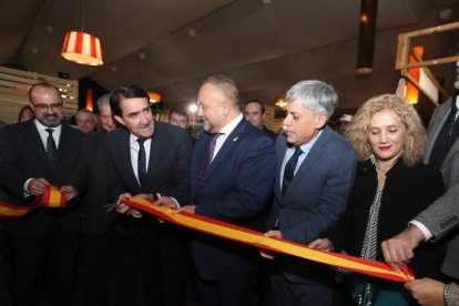 Momento del corte de cinta, en la feria de Biocastanea que se celebra en Carracedelo. ANA F. BARREDO