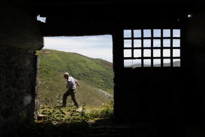 Imagen de una de las viviendas abandonadas de Peña del Seo, el poblado del Wolfram. JESÚS F. SALVADORES