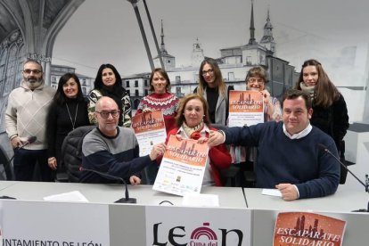 Representantes de los comercios leoneses participantes.