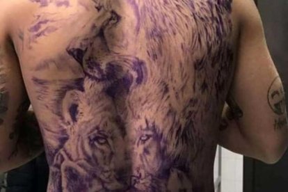 La espectacular espalda de Lorenzo Insigne tras el tatuaje de toda una familia de leones.