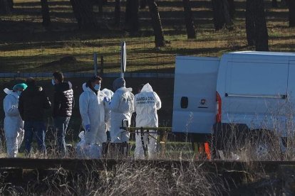 Efectivos de la policía científica de la Guardia Civil en el lugar donde apareció el cadáver de Esther López en Traspinedo. R. GARCÍA