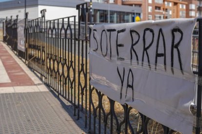 Cartel que reivindica el soterramiento de las vías del ferrocarril en San Andrés. MIGUEL F.B.