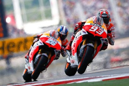 Marc Márquez por delante de Dani Pedrosa. El leridano esperó su oportunidad para liderar la carrera en la categoría reina.