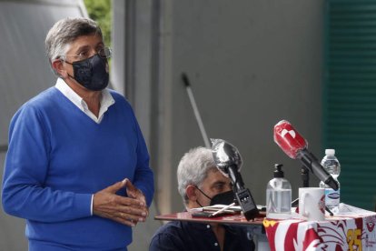 Cayetano Franco, junto al resto de su directiva, presenta el nuevo proyecto del club. FERNANDO OTERO